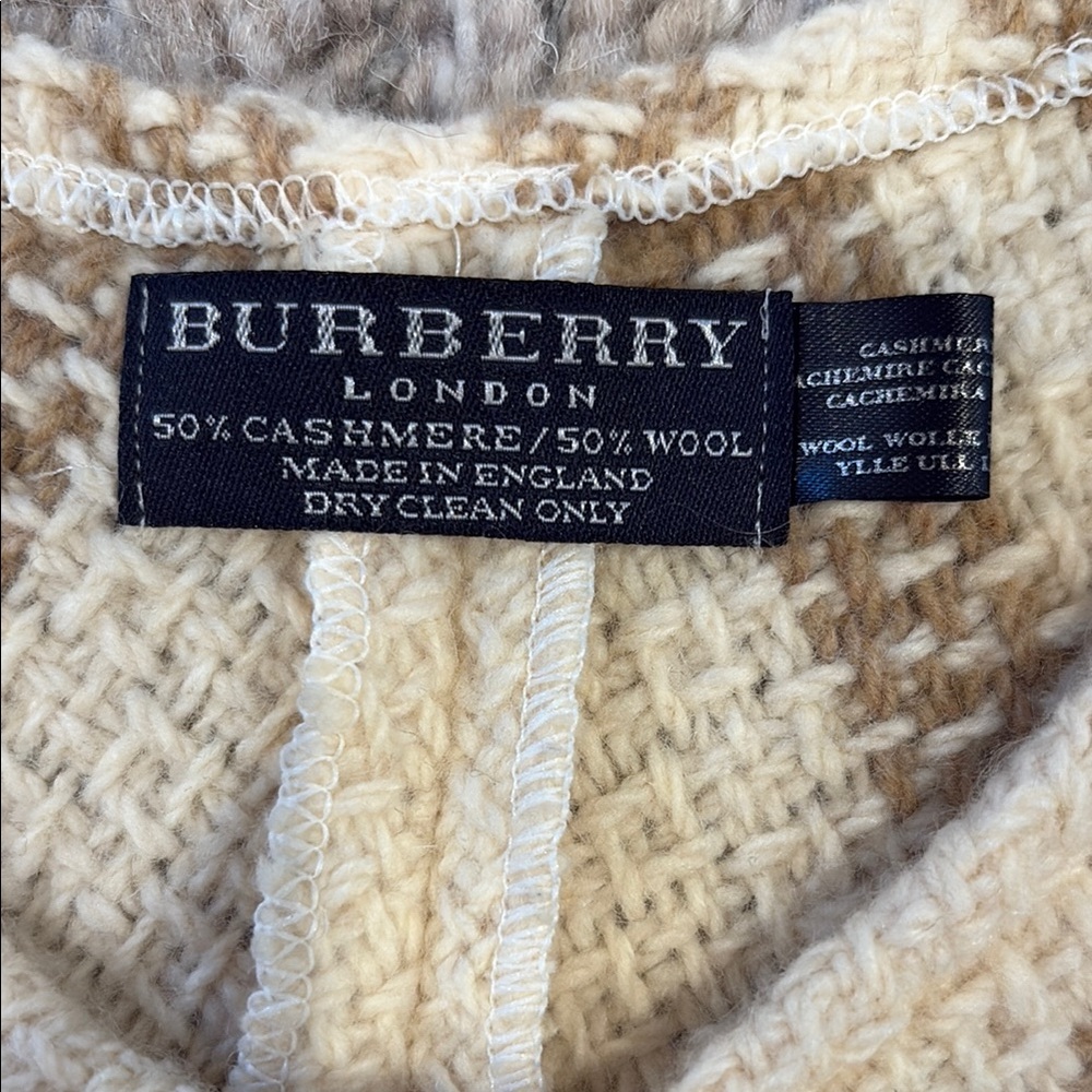 Burberry Wide Check Wool Shawl - Picture 2 of 5